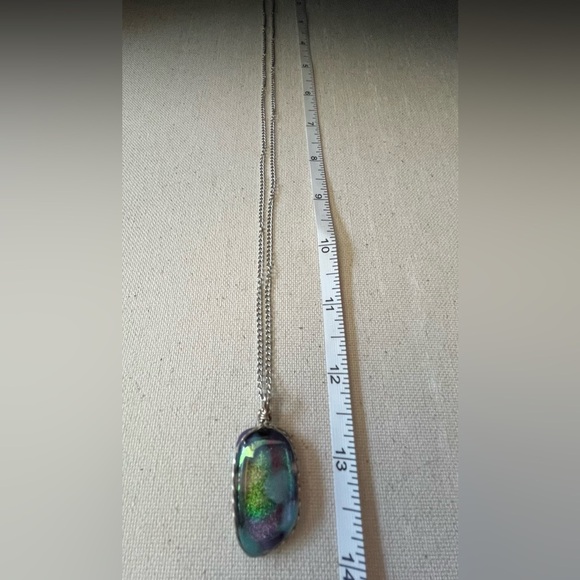 Elegant Silver and Green Pendant Necklace - Picture 3 of 4